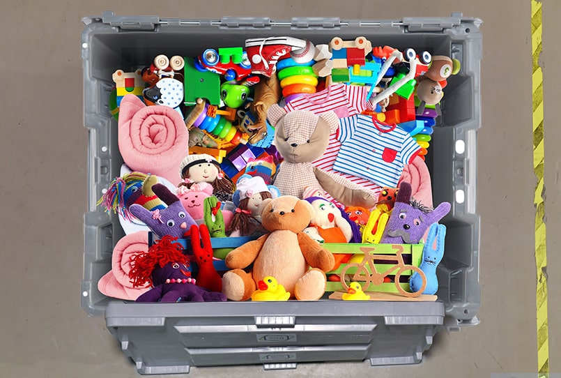 Een Small Box die gevuld is met babyspullen