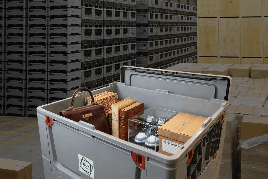 Small Box in het magazijn met waardevolle spullen in zoals een chique handtas, limited edition jordans, oude waardevolle boeken enz ...