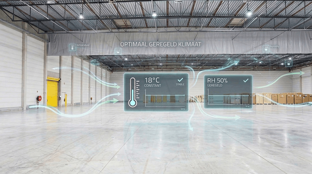 Entrepôt contenant quelques marchandises, l'image montre une infographie indiquant que la température et l'humidité sont constantes.