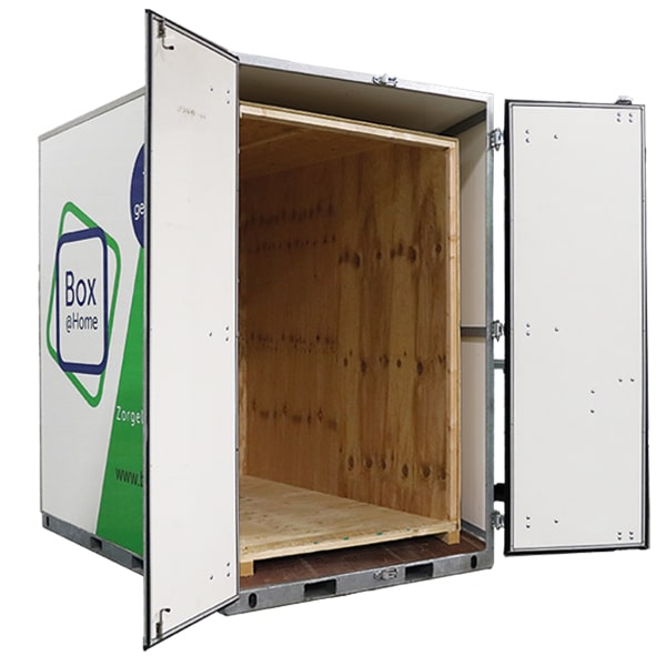 Une Medium Box de Box@Home avec des portes ouvertes et une boîte en bois ouverte.