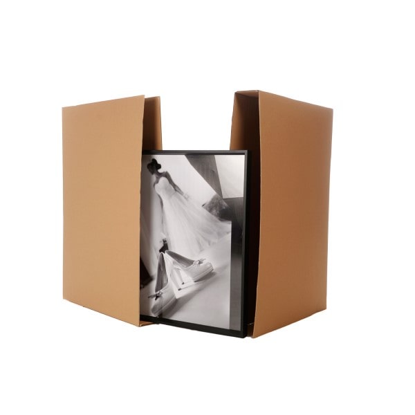 Une boîte en carton pour l’entreposage des tableaux.